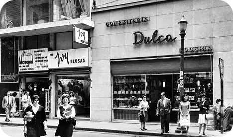 Fachada histórica da Dulca em preto e branco