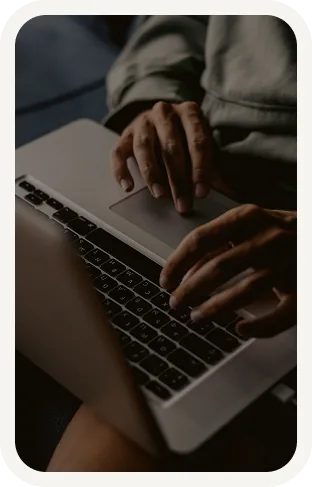Pessoa digitando em um notebook