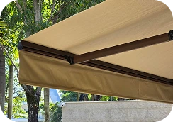Toldo retrátil bege com braços articulados