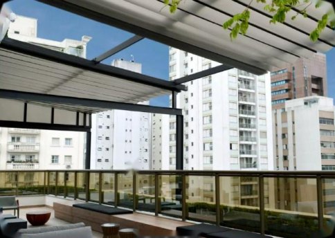 Terraço com pérgula de lâminas e vista para a cidade