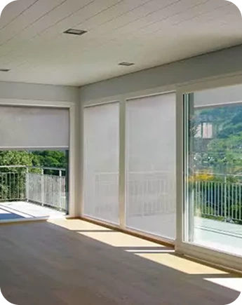 Varanda envidraçada com cortinas de proteção solar